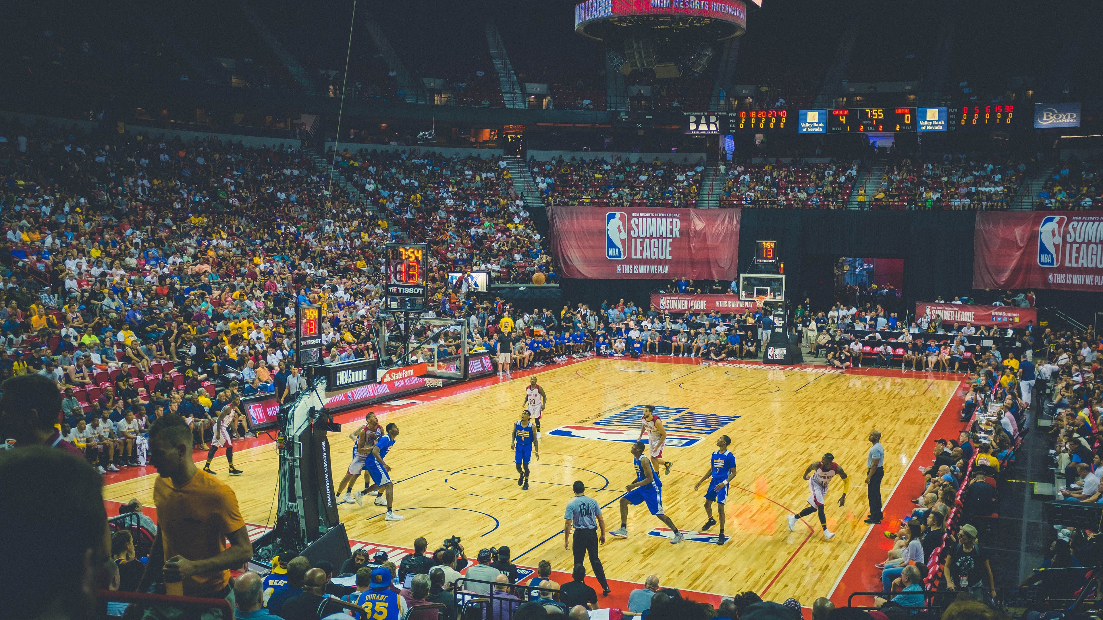 “快艇冲浪:速度与自由的完美碰撞在东三叉湖展开”